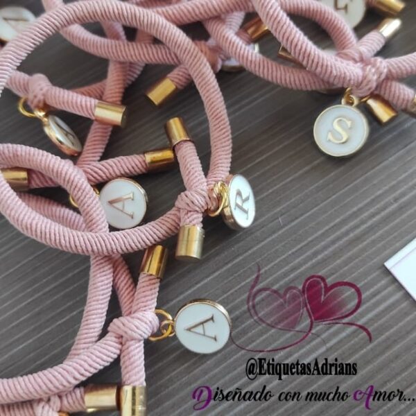 Pulseras elasticas rosa con inicial blanca